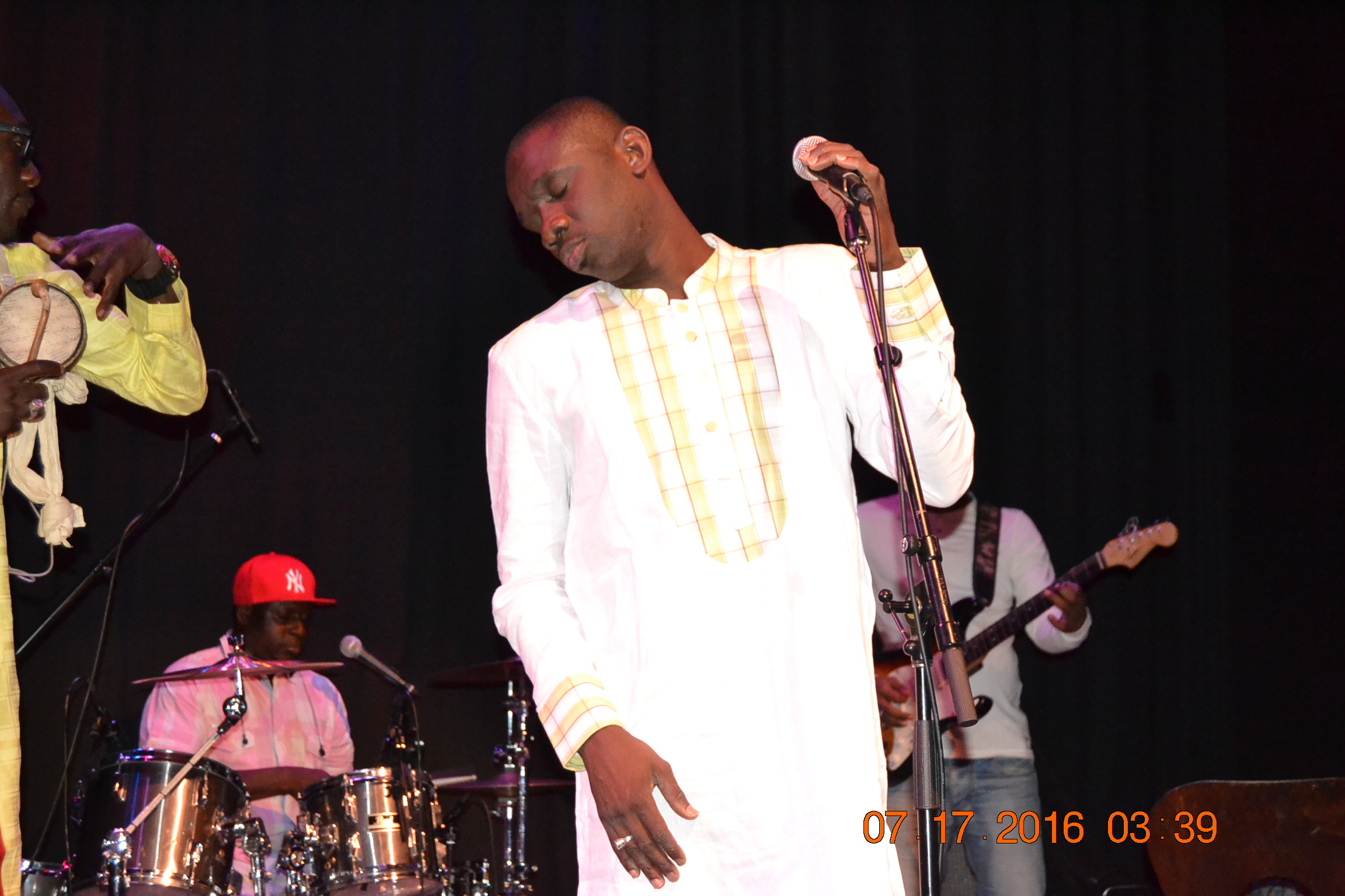 Pape Diouf met le feu à Old Town School Music de Chicago après Baba Maal et Youssou Ndour.