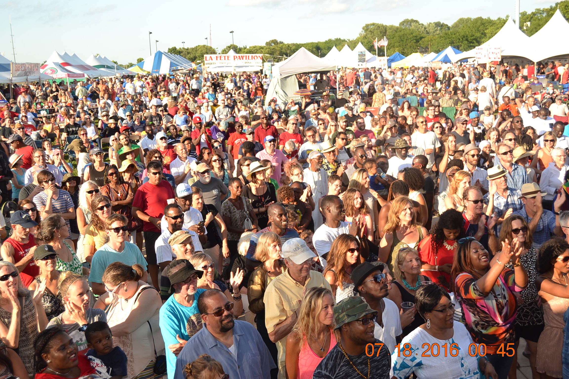 VIDÉO + PHOTOS : PAPE DIOUF ENFLAMME LE FESTIVAL MADISON WIsCONSIN DEVANT 27000 PERSONNES.