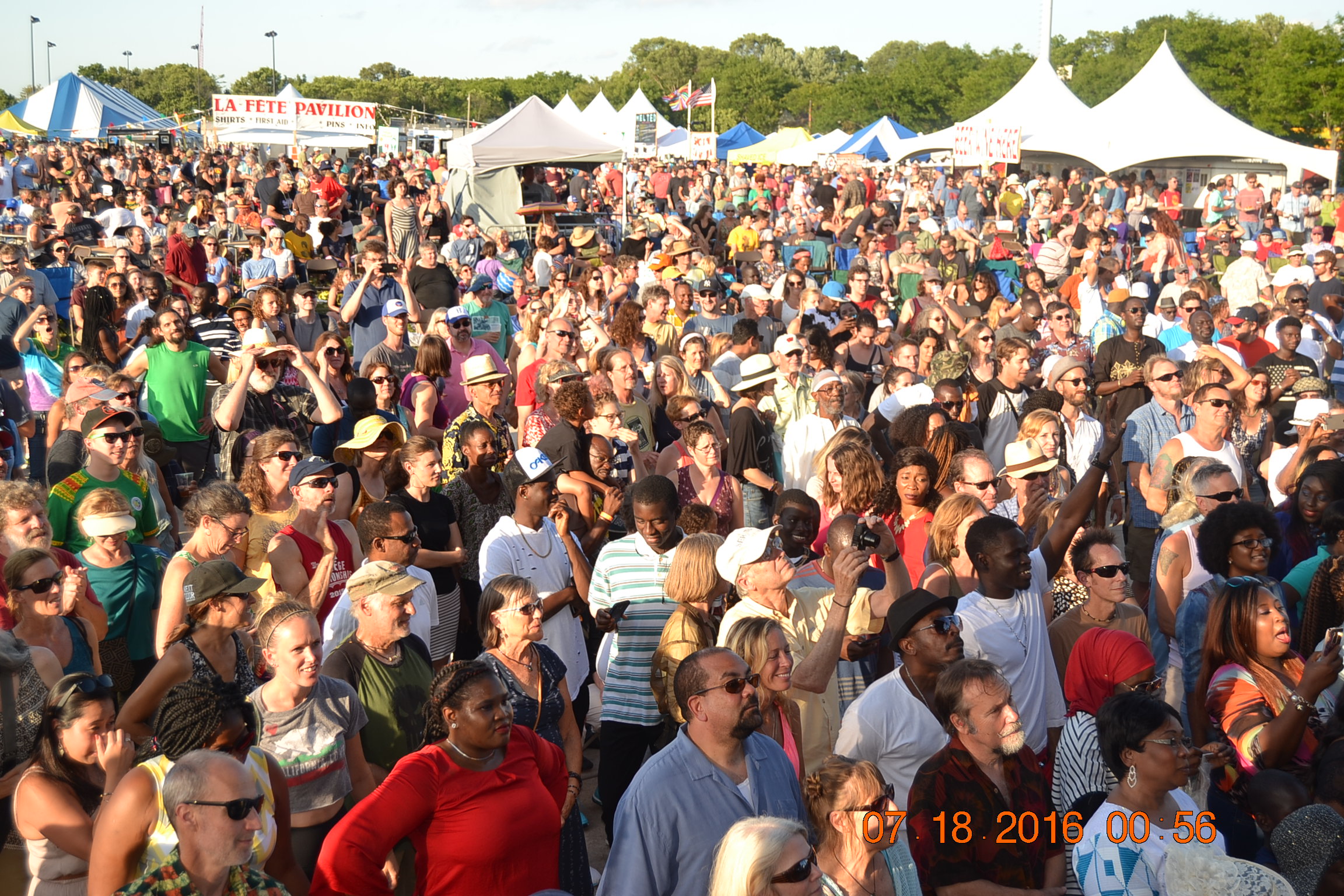 VIDÉO + PHOTOS : PAPE DIOUF ENFLAMME LE FESTIVAL MADISON WIsCONSIN DEVANT 27000 PERSONNES.