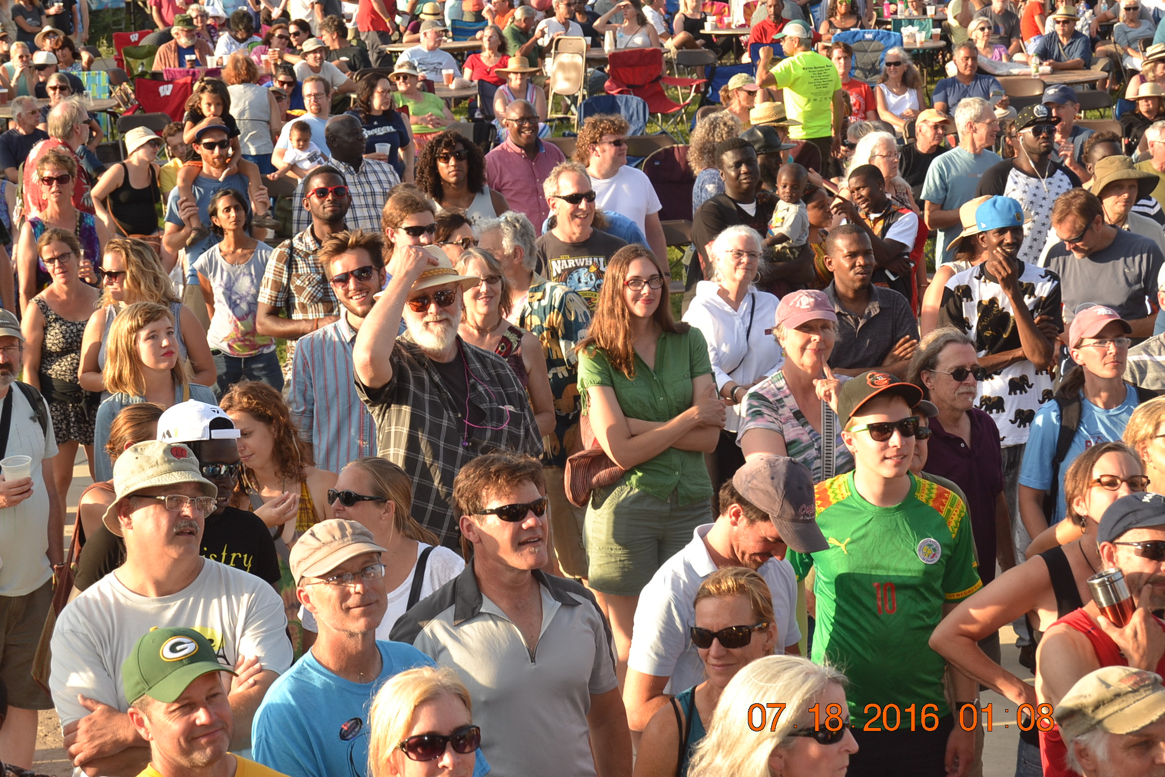 VIDÉO + PHOTOS : PAPE DIOUF ENFLAMME LE FESTIVAL MADISON WIsCONSIN DEVANT 27000 PERSONNES.