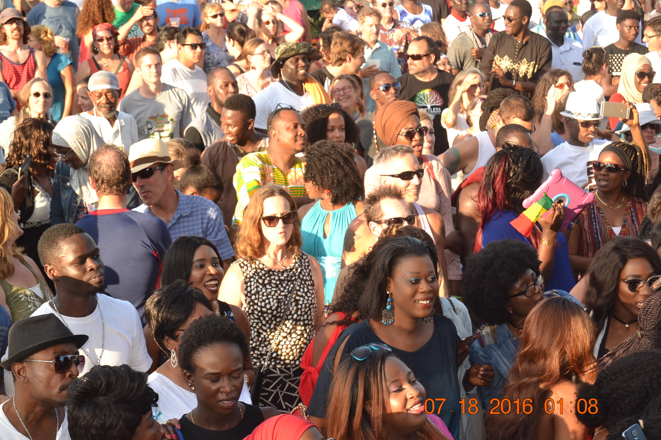 VIDÉO + PHOTOS : PAPE DIOUF ENFLAMME LE FESTIVAL MADISON WIsCONSIN DEVANT 27000 PERSONNES.
