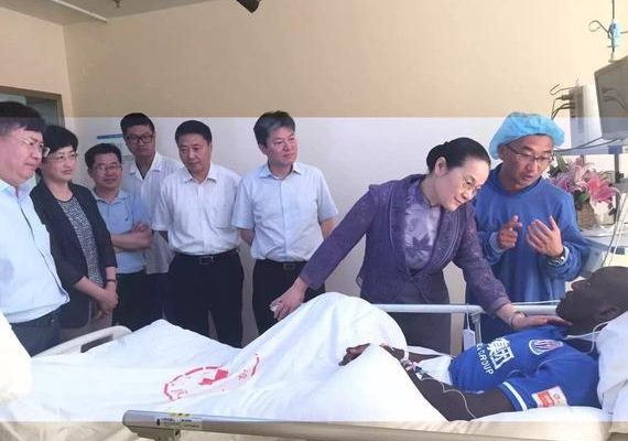 Photos exclusives: Demba ba sur son lit d’hôpital, ses premiers mots après sa blessure