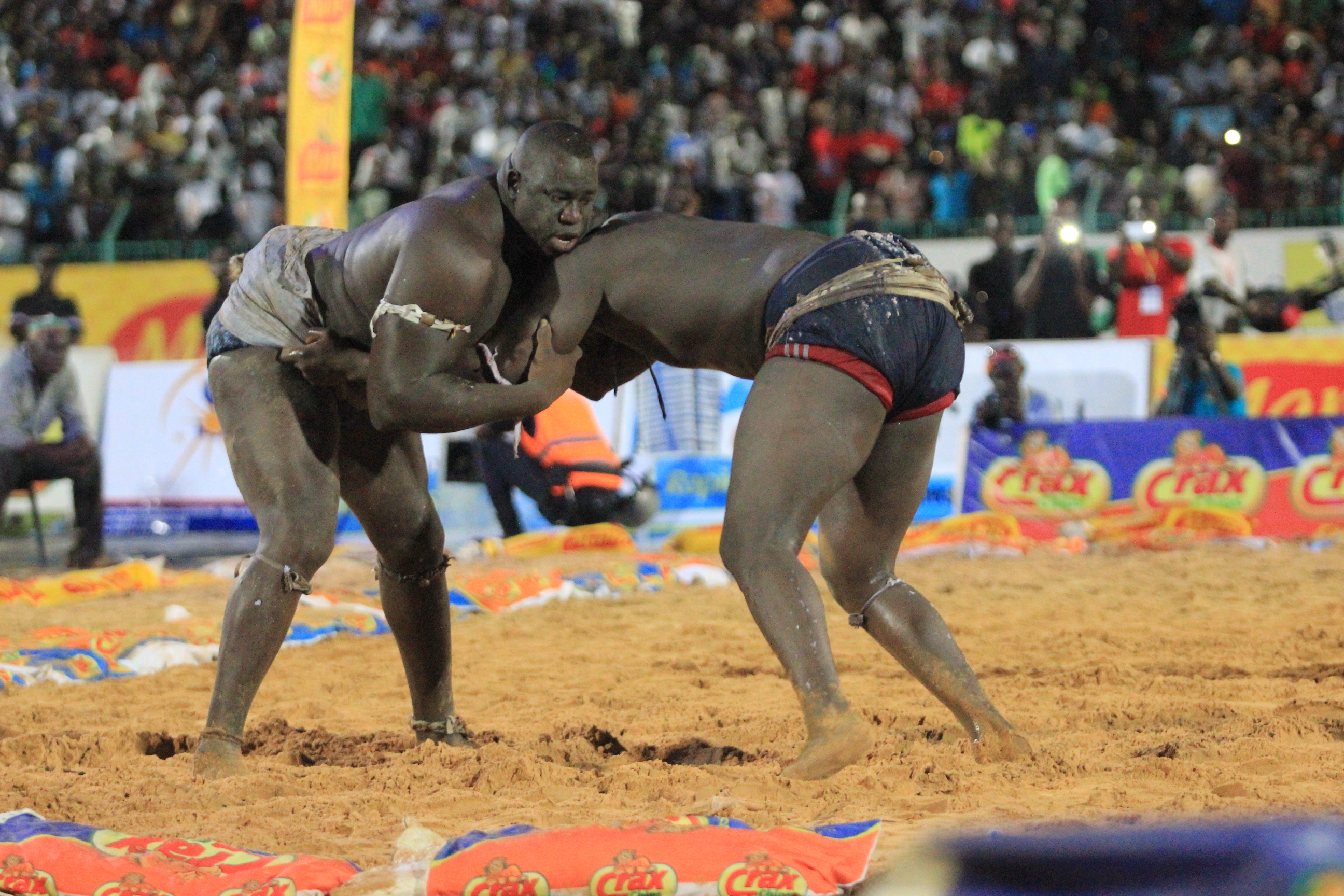 En images le combat qui a envoyé Yekini à la retraite par Lac Guier 2.Regardez