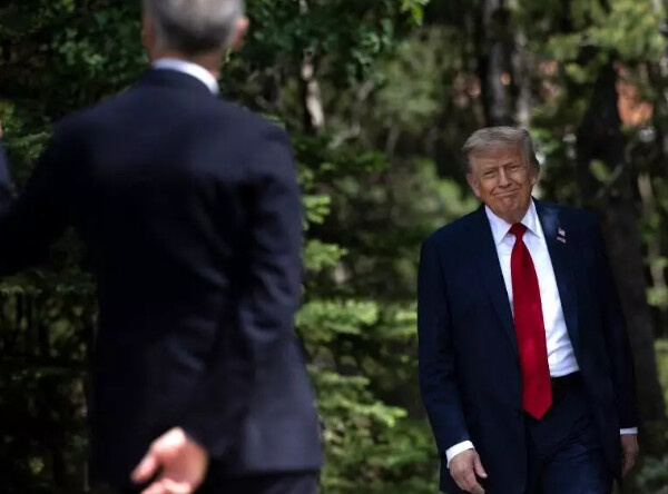 Droits de douane: Trump s'en prend de nouveau au Canada, en annonçant lui imposer 35% de surtaxe