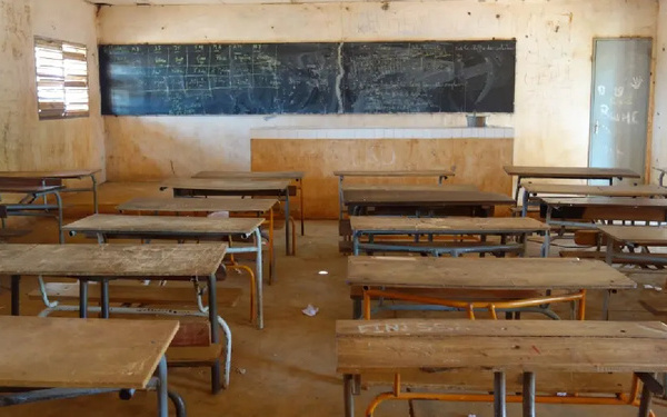 Sédhiou : des collégiens de Tankon manifestent pour réclamer des professeurs et barrent une route