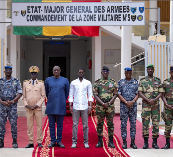 Photos : Le président de la République a effectué une visite à la Zone militaire N°5, marquant la deuxième étape de sa journée