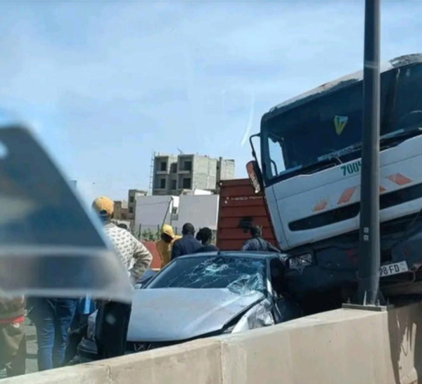 Accident à Rufisque : Un container tombe sur un véhicule…