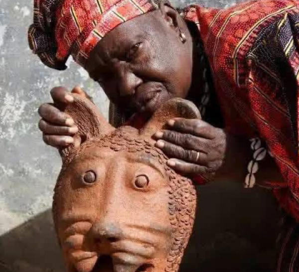 Décès de la sculptrice Awa Seyni Camara :le ministère de la Culture salue la mémoire d'une artiste "authentique et intègre"