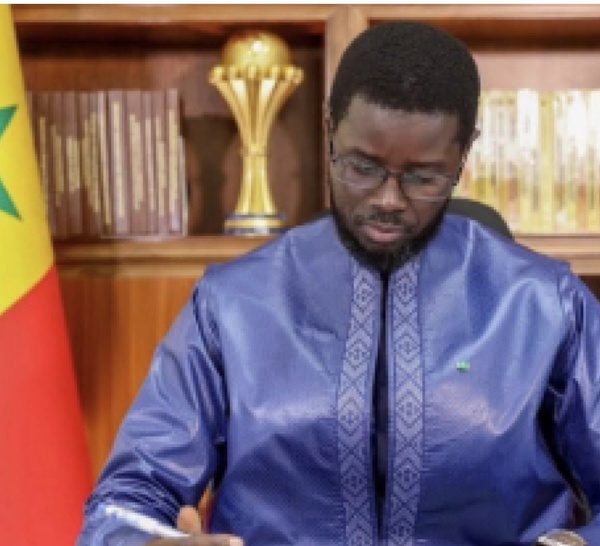 ARRÊT SUR IMAGE] Le trophée à sa place : Le message silencieux de Bassirou Diomaye Faye