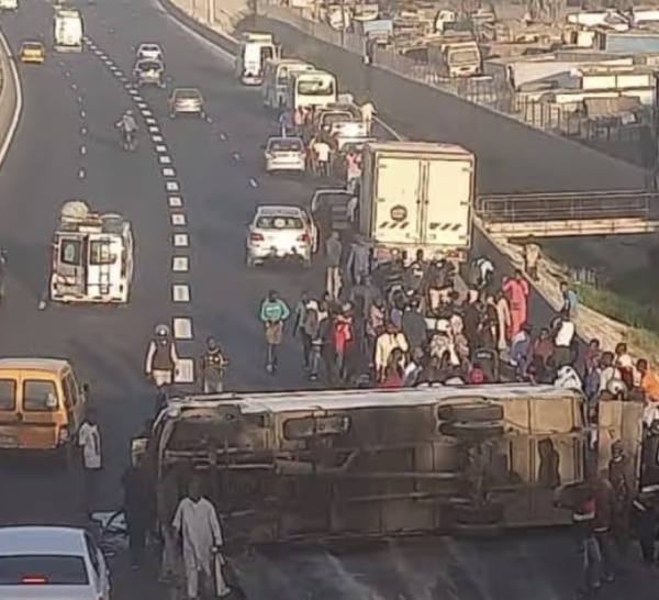 Autoroute Dakar-AIBD : Un « Ndiaga Ndiaye » se renverse à hauteur de Cambérène, d'importants bouchons signalés