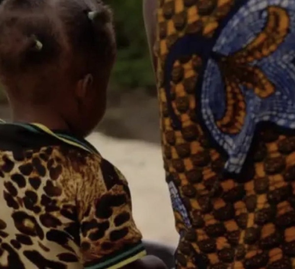 Une fillette de 2 ans applaudit sa mère en pleins ébats : L'incroyable histoire de la femme mariée, de son amant et de la vidéo...