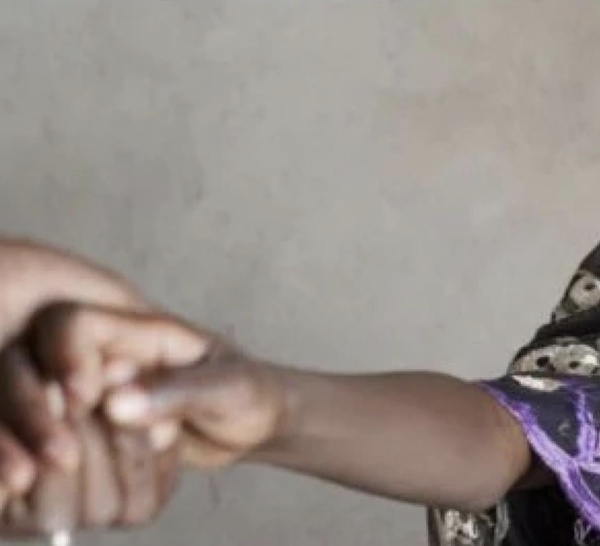 Malika : le menuisier attire la fille de 11 ans, la déshabille et lui impose des…