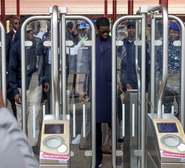 Diomaye Faye inaugure une usine textile et lance les travaux de la gare de Sébikotane