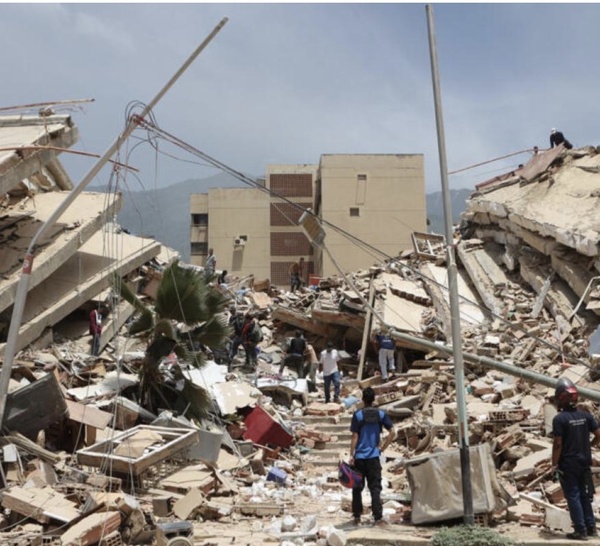 Séismes au Venezuela: au moins 920 morts et 50.000 disparus, l'Etat de La Guaira "militarisé"
