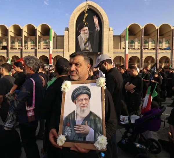 A Téhéran, des fidèles appellent à la "vengeance" devant le cercueil de Khamenei