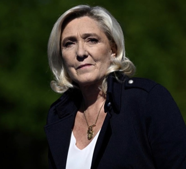 Marine Le Pen, condamnée à 15 mois ferme d’inéligibilité, peut a priori être candidate à la présidentielle