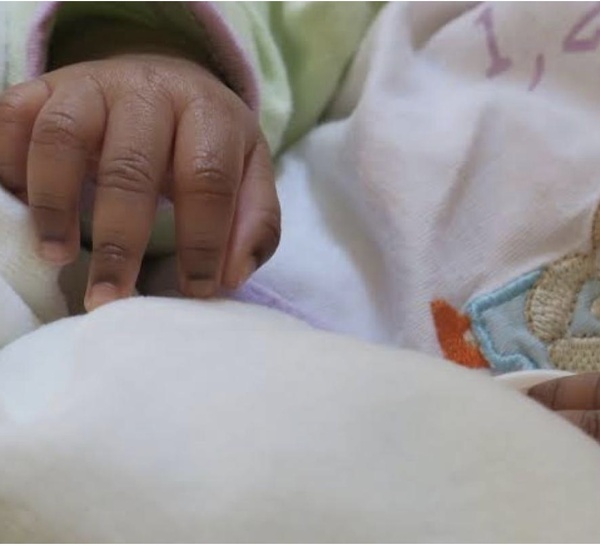 Sauvée par les pleurs : Un bébé retrouvé vivant dans un sac