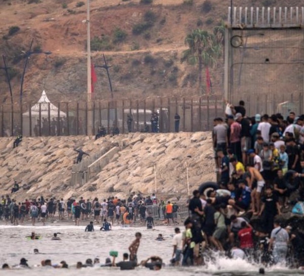 Au moins 67 migrants sont morts en essayant d’entrer à Ceuta (ministre espagnol de l’Intérieur)