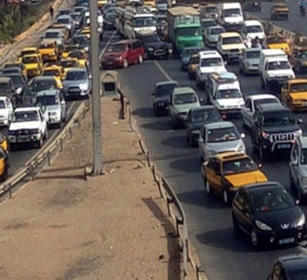 Autoroute de l'Avenir : Carambolage entre un bus et deux véhicules légers à hauteur de Sébikotane
