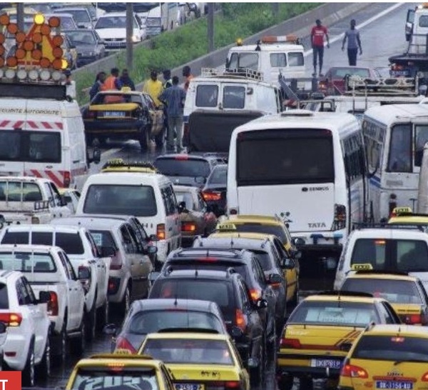 Axe AIBD-Dakar : Plusieurs véhicules impliqués dans un accident, circulation coupée !