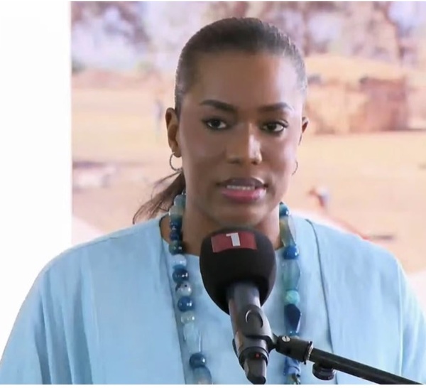 Matam: La première dame Absa Faye charme la population en pulaar et équipe le service de pédiatrie / néonatalogie