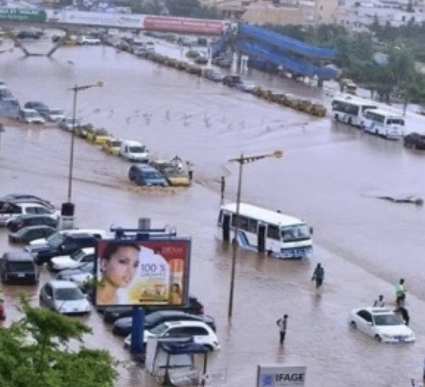 Pluies à Dakar : Le marigot de Mbao déborde, circulation très difficile à Keur Massar