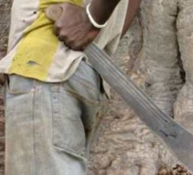 Une suspicion d’adultère vire au Drame à Mbane : Armés de coupe-coupe, les deux protagonistes soldent leurs comptes, un chef de village poignardé
