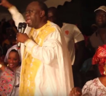 Vidéo: Suivez la réaction de cette dame quand Me El Hadj Diouf parle de Macky – Regardez.