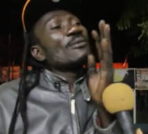 Vidéo: Baye Fall recadre séèchement ceux qui lui reprochent de porter des boucles d’oreille