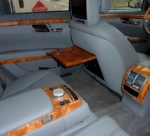 Serigne Khadim Gaydel Lô offre au Khalif Général des mourides une Mercedes de Classe S600