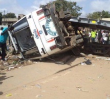 Accident à Kaolack : Un bus esquivant « un fou » se renverse et fait 5 morts dont des membres de la famille d’Alkaly Cissé