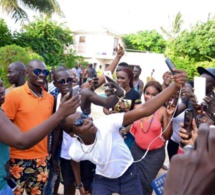 Pape Diouf et ses fans en mode selfie