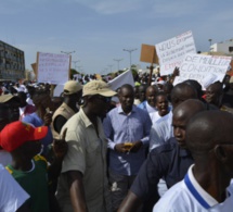 La police disperse la marche des opposants...Réfugié à la Rts, Oumar Sarr du Pds fuit avec le micro de leral...