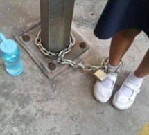 Drôle de punition: une mère enchaîne sa fille à un lampadaire et la laisse là