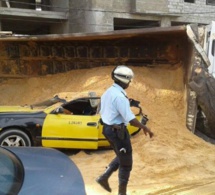 (04 Photos ) la benne d’un camion de sable se renverse sur un…taxi. Regardez