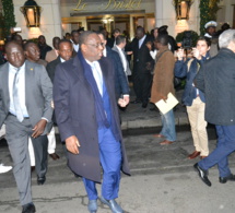 En images  le retour du Président Macky Sall et son épouse au Senegal après son séjour à Paris.