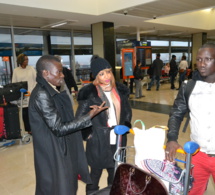 L'arrivée de Viviane Chidid et le Djoloff band à l'aéroport d'Orly Sud pour la soirée du 31 décembre au Palais des Congrés de Montreuil.