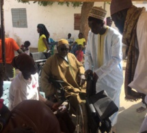 Médina Baye: des handicapés reçoivent une dotation de fauteuils roulants d’un bienfaiteur gambien