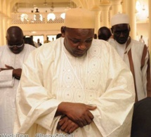 Adama Barrow effectue la prière du vendredi à la Mosquée Pipeline dans la capitale de la Gambie Banjul