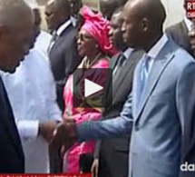 Aeroport LSS : Le Président Adama Barrow accueilli par le Président Macky Sall …Regardez