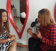 Ndeye Fatou, la présentatrice de la rubrique beauté sur SEN SHOW de la SEN TV en mode reportage chez Neymane Coiffure.