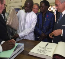Le président de l'ADESMATS (Association des maitre tailleurs du Senegal) Moustapha Fall Bara Couture décore Baba Maal et le Maire de Compégne.