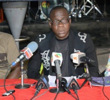 Abdou Guité Seck face à la presse pour le lancement de son album.