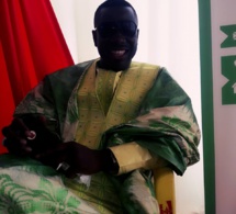 Djiby Dramé très élégant dans son boubou Thioup affiche un large sourire
