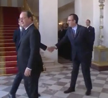 Emmanuel Macron prend la succession de François Hollande à l'Élysée