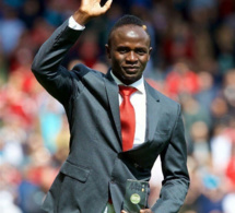 Photos-Premier League: Sadio Mané a présenté son trophée devant le public d’Anfield