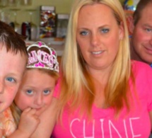 La maman de ces deux enfants sourit avec joie sur cette photo, mais ce qui se cache sous la table est la preuve d'une tragédie !