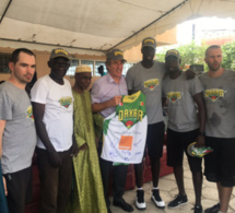 Photos: Malèye Ndoye et l'ensemble de l'Association Dakar Basket Camp, ont remis un maillot à son Excellence, Christophe Bigot