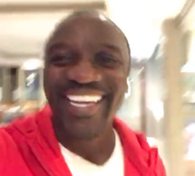 Point de Presse reporté, Akon s'excuse. Regardez