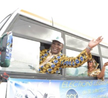 Me Ousmane Ngom conduit le bus de la coalition "SENEGAL ÇA KANAM"